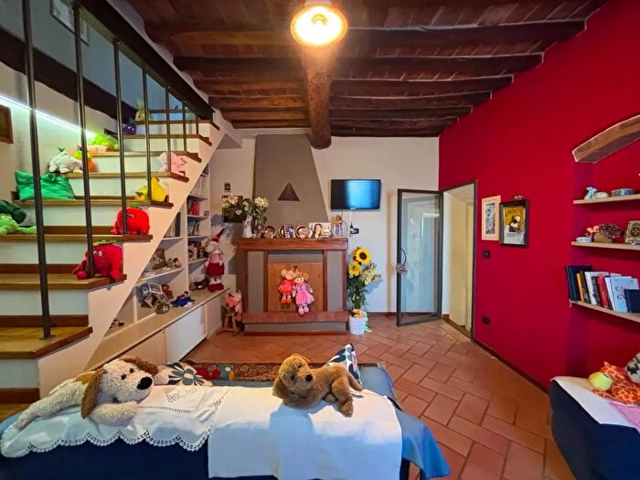 Casa con 5 locali in vendita in Terricciola