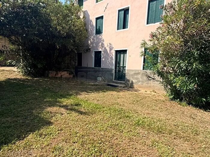 Casa con 6 locali in vendita in Villaga