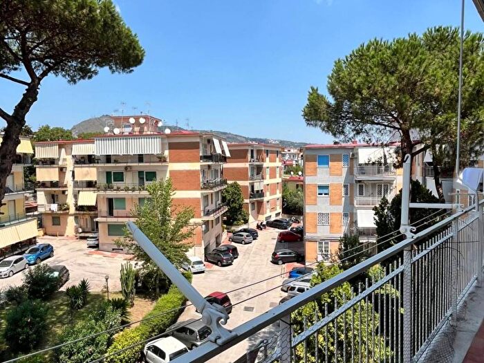 Appartamento quadrilocale in affitto in Via Terracina, Fuorigrotta, Napoli