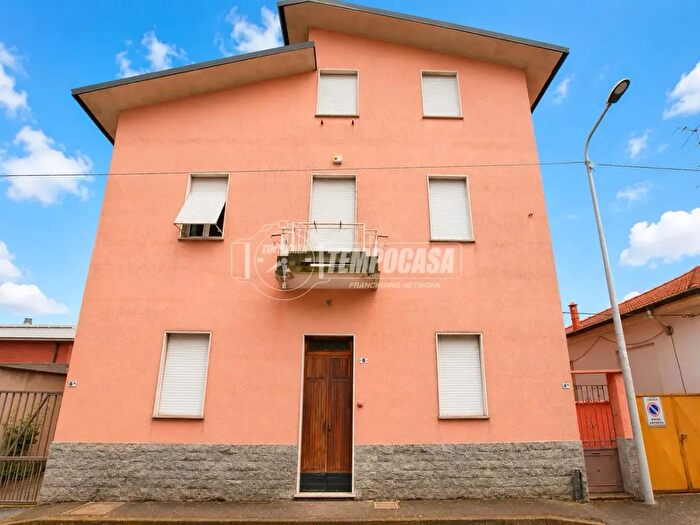 Casa con 6 locali in vendita in Trecate