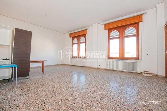 Appartamento con 9 locali in vendita in Piazza Risorgimento, Lendinara