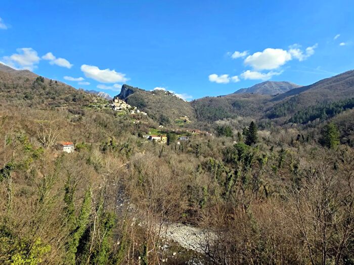 Casa con 19 locali in vendita in Bagni Di Lucca