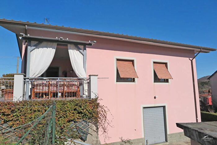 Casa con 8 locali in vendita in Fivizzano