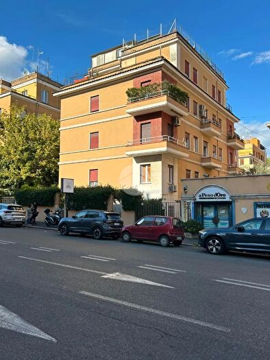 Appartamento trilocale in affitto in Viale delle Medaglie dOro, Roma