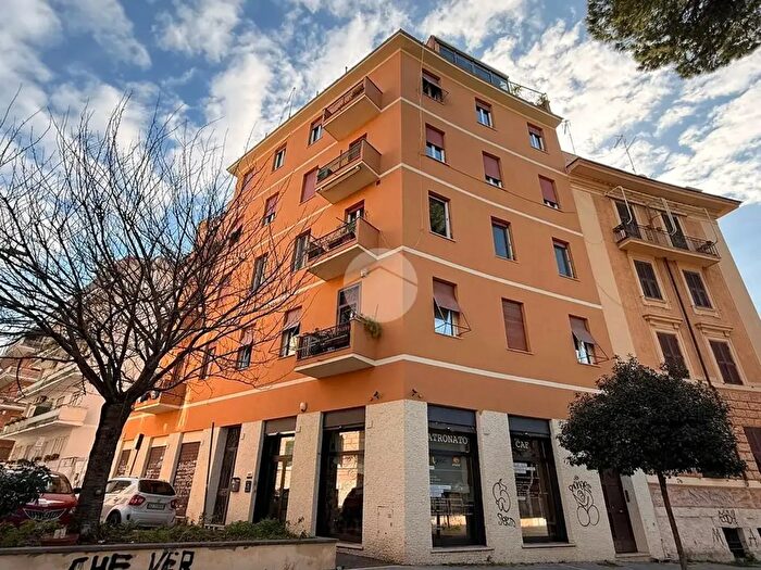 Appartamento con 5 locali in vendita in Via Avezzano, Roma