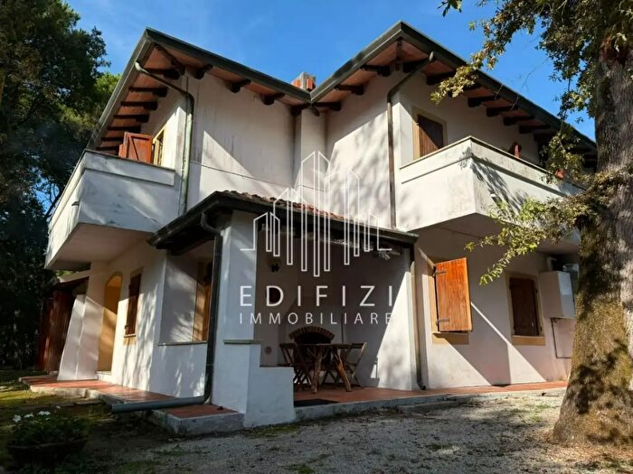 Casa con 8 locali in vendita in Massa