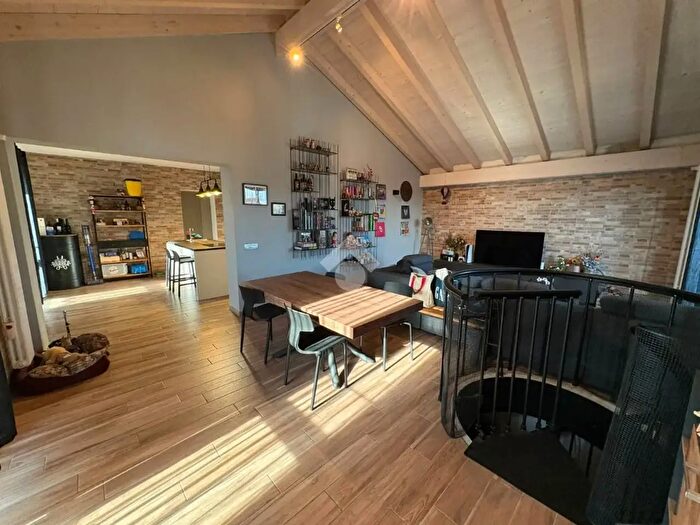 Casa con 6 locali in vendita in Via Rosasco, Castelnovetto