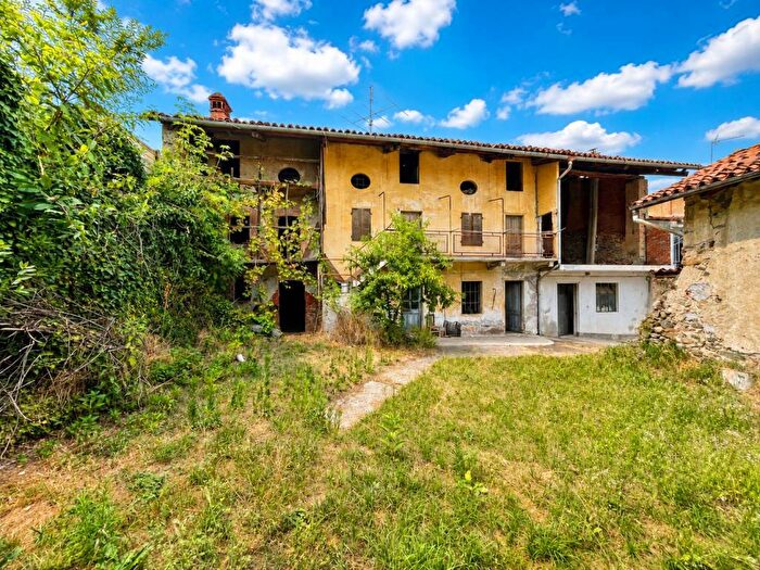 Casa con 6 locali in vendita in Vicolo Solferino, Bollengo