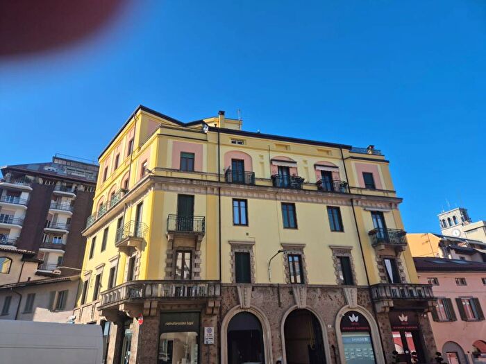 Appartamento quadrilocale in affitto in Piazza Mario Motta, Centro, Varese