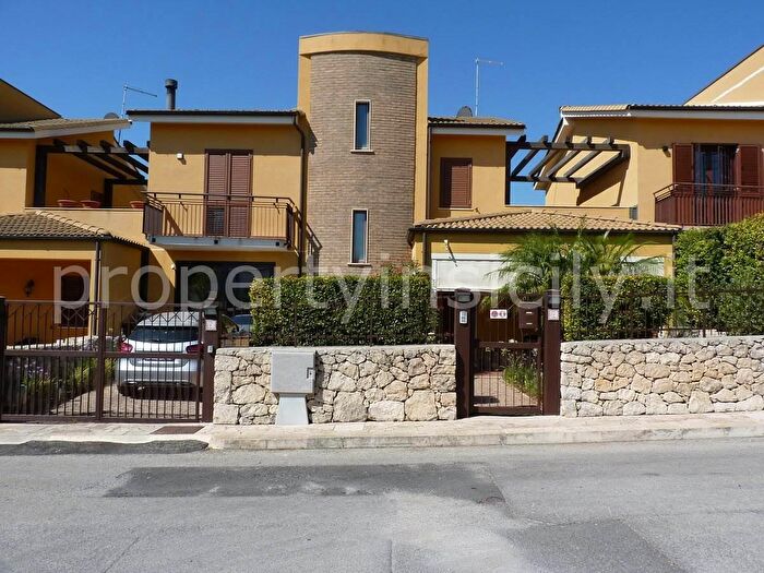 Casa con 7 locali in vendita in Traversa Sinerchia, Siracusa