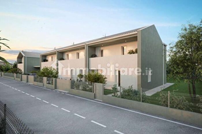 Casa quadrilocale in vendita in Via Giuseppe Verdi, Guanzate