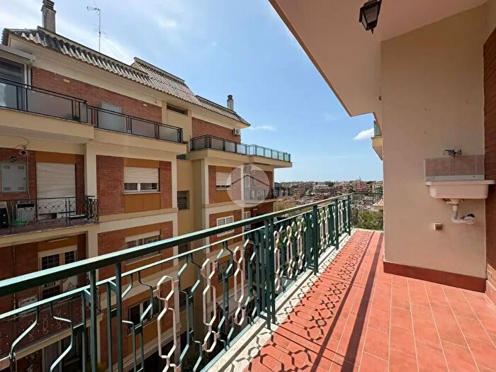 Appartamento trilocale in vendita in Via Licciana Nardi, Roma