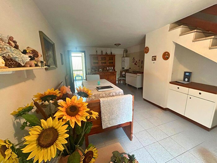 Casa con 8 locali in vendita in Panarella Via Panarella, Papozze