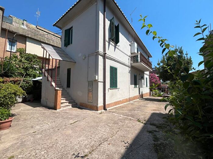 Appartamento trilocale in affitto in Tomba di Nerone, Roma