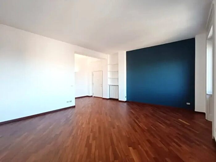 Appartamento trilocale in affitto in Via Giovanni Pascoli, Milano