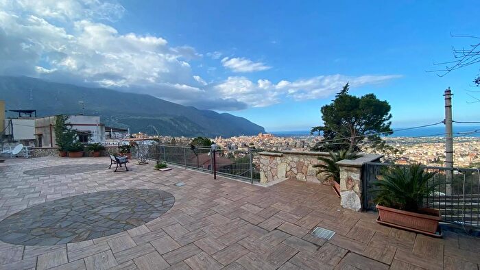 Casa con 6 locali in vendita in Via Francesco Cangialosi Carini Palermo, Carini