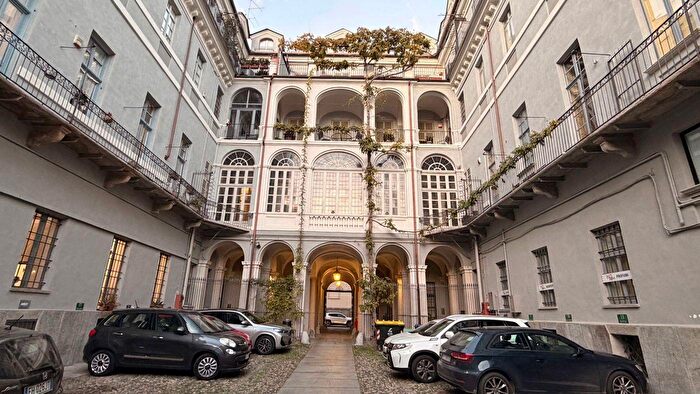 Appartamento trilocale in vendita in Via Maria Vittoria, Torino