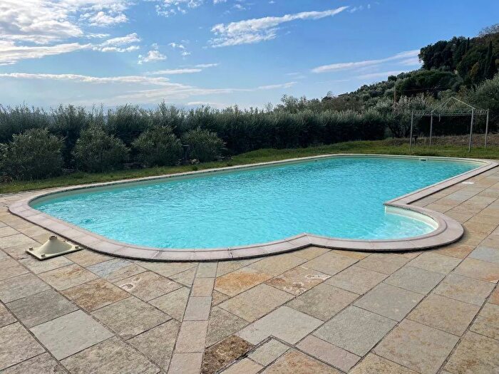 Casa con 13 locali in vendita in Montale