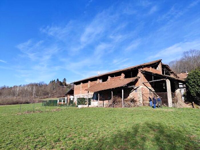 Casa con 6 locali in vendita in Strada Fascia Rossa, Borgomanero