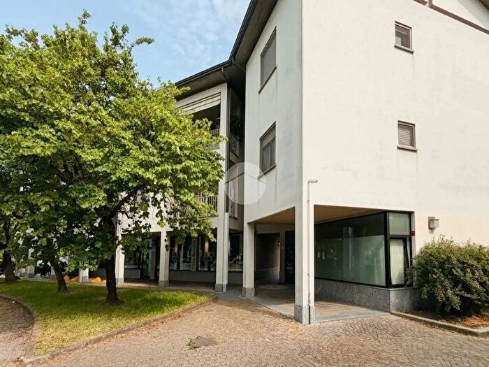 Appartamento trilocale in vendita in Piazza Sandro Pertini, Pessano Con Bornago