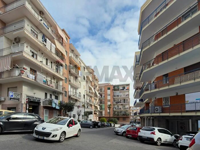 Appartamento con 5 locali in vendita in Viale degli Astronauti, Napoli