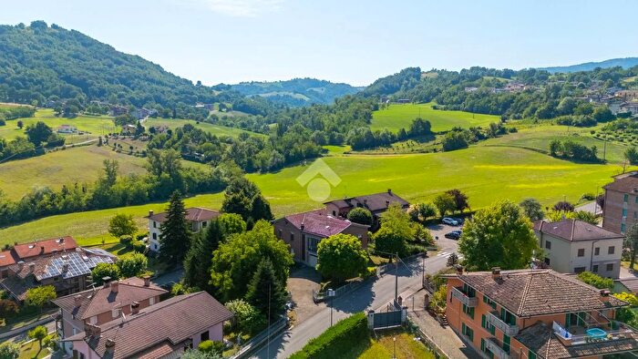 Casa con 5 locali in vendita in Via Francesco Lolli, Vezzano Sul Crostolo