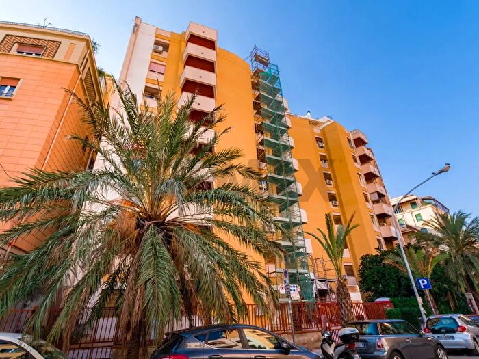 Appartamento quadrilocale in affitto in Viale Regina Margherita, Palermo
