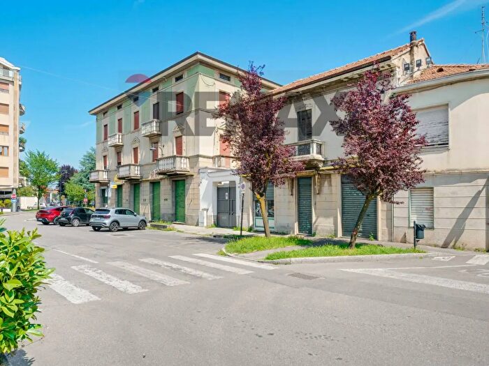 Casa con 10 locali in vendita in Piazza San Michele, Busto Arsizio