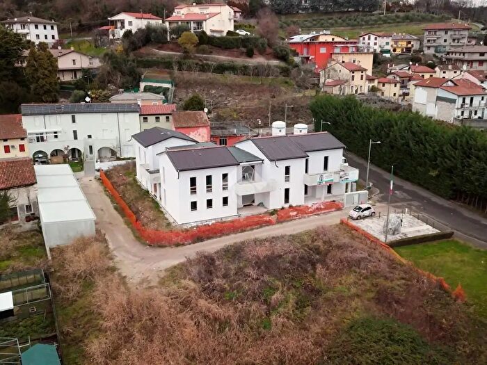Appartamento quadrilocale in vendita in Via degli Alpini, Castelgomberto