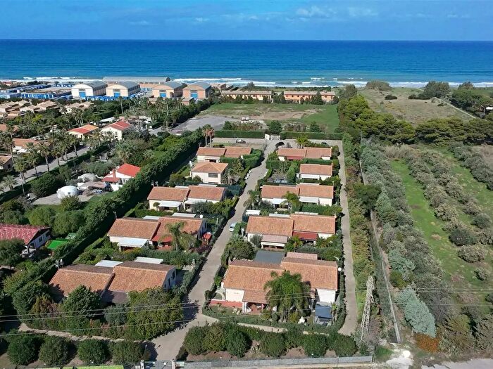 Casa trilocale in vendita in Viale delle Tribune, Campofelice Di Roccella