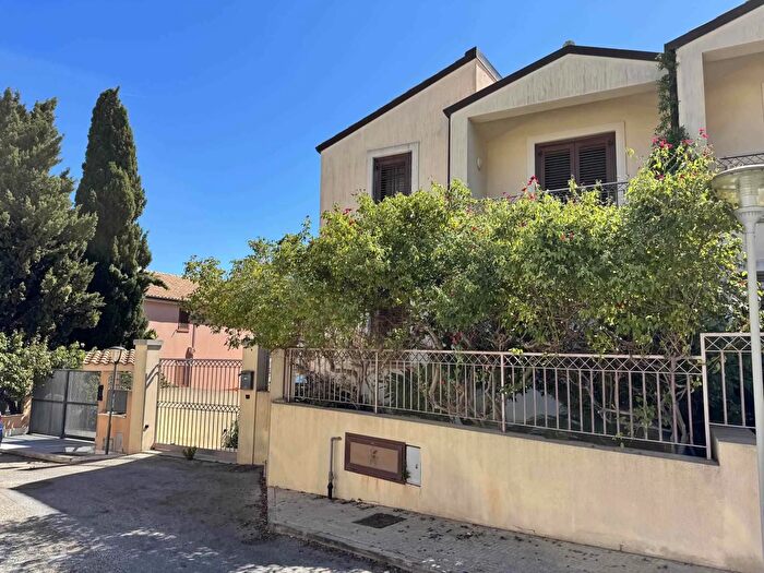 Casa con 9 locali in vendita in Via Simone Catalano, Valderice