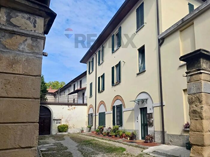 Appartamento trilocale in vendita in Via Vittorio Veneto, Nibionno
