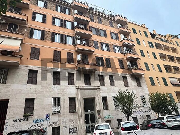Appartamento trilocale in vendita in Via Camilla, Roma