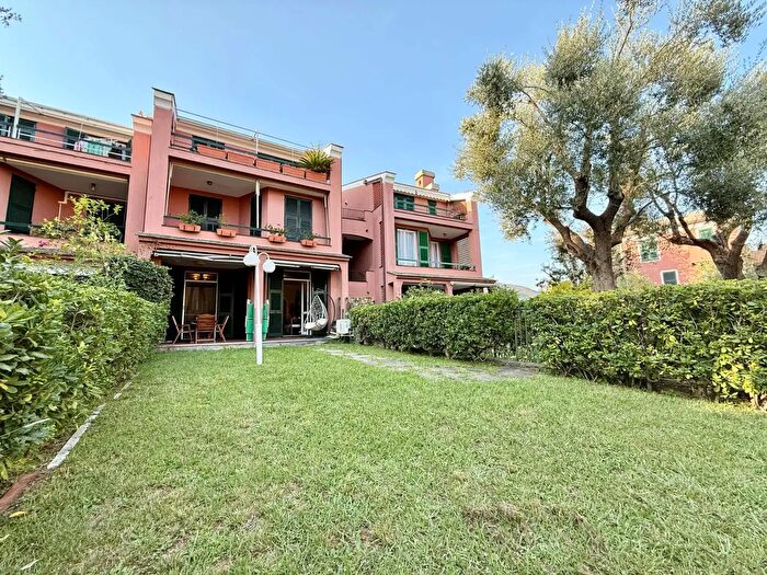 Appartamento con 6 locali in vendita in Via del Lago, Arenzano