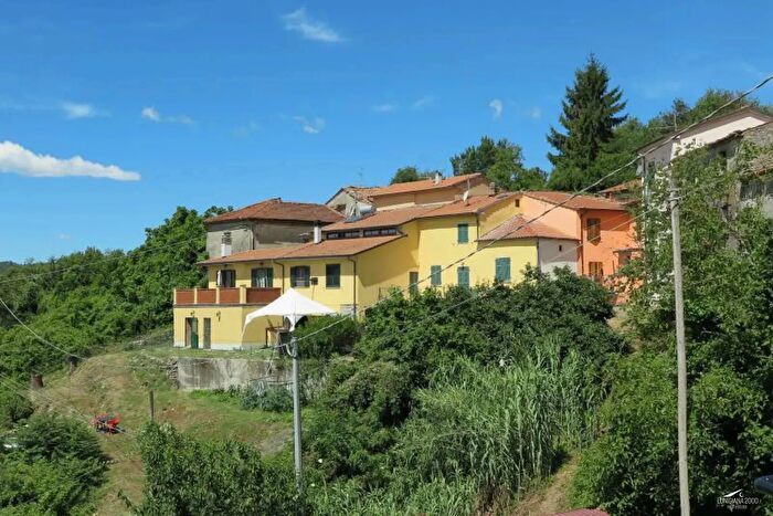 Casa con 10 locali in vendita in Podenzana