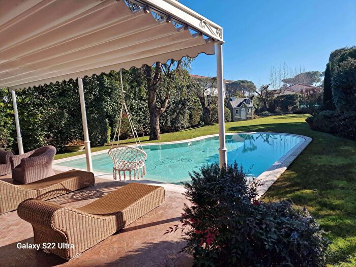 Casa con 12 locali in affitto in Via F Crispi, Forte Dei Marmi