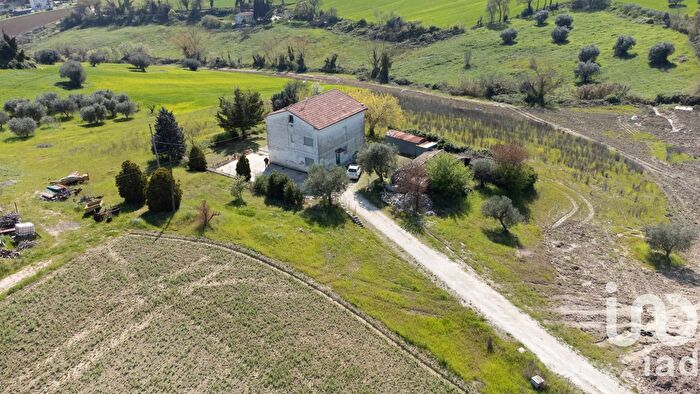 Casa con 8 locali in vendita in Contrada San Lorenzo, Filottrano