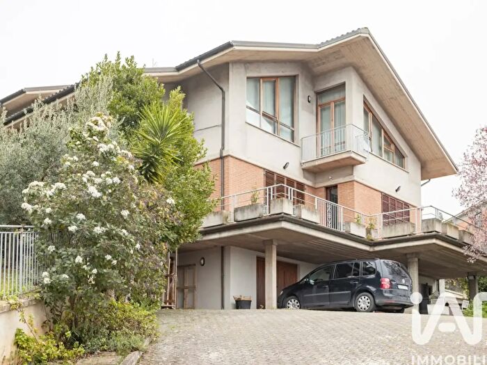 Casa con 15 locali in vendita in Via Aldo Moro, Camerata Picena