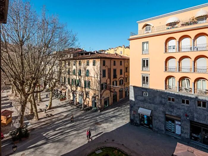 Appartamento con 8 locali in vendita in Lucca