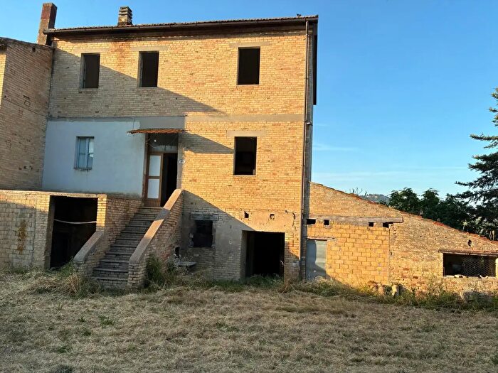 Casa con 8 locali in vendita in Offida