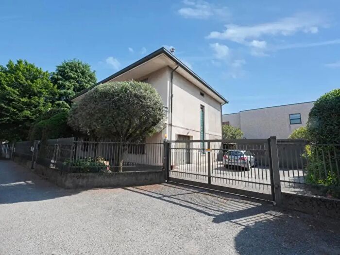 Casa trilocale in vendita in Via Comasina, Verano Brianza