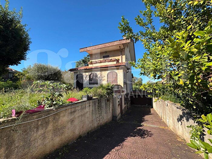 Casa quadrilocale in vendita in Via Curiel, Marino