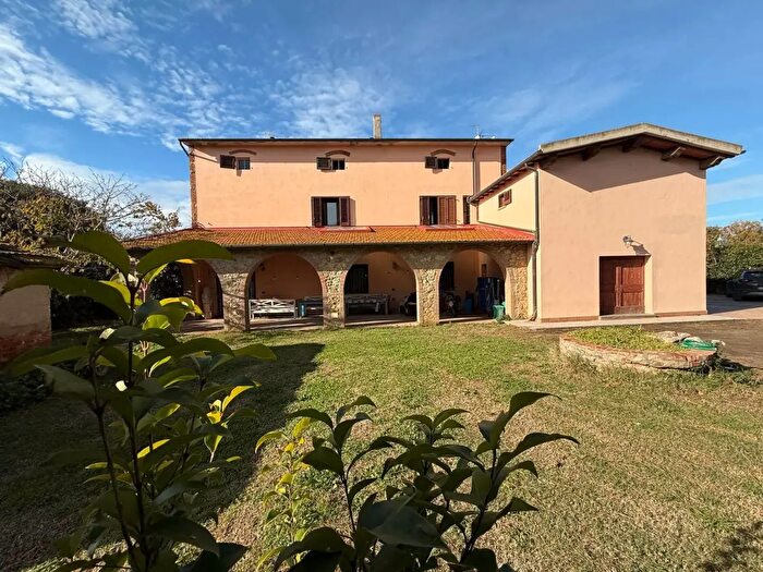 Appartamento con 11 locali in vendita in Località Giardino, Riparbella