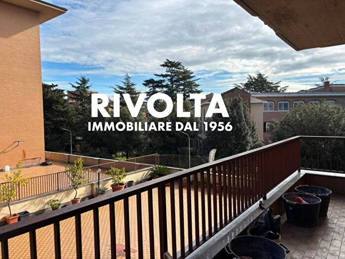 Appartamento trilocale in affitto in Viale dei Monfortani, Gemelli Pineta Sacchetti, Roma