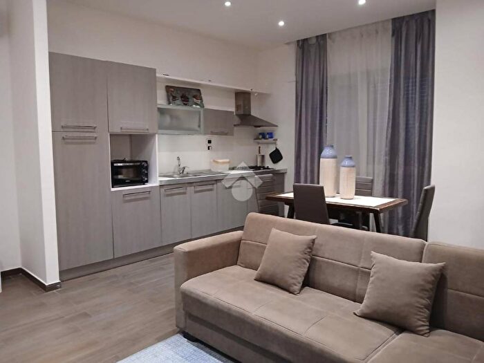 Appartamento trilocale in affitto in Via Gabriele Jannelli ristrutturato e con posto auto, Arenella, Napoli