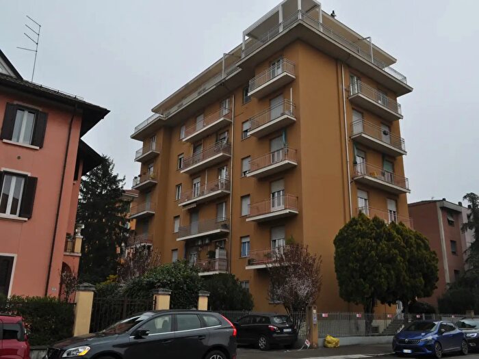Appartamento trilocale in vendita in Via Volturno, Parma