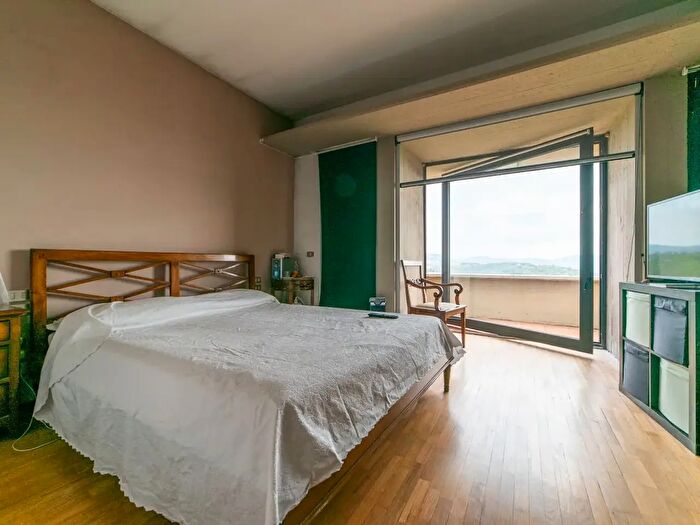 Casa con 10 locali in vendita in Sesto Fiorentino