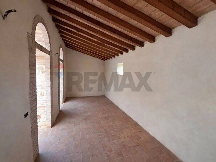 Casa con 7 locali in vendita in Bucine