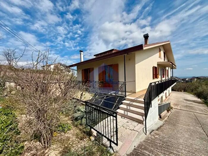 Casa con 6 locali in vendita in Contrada Atriena, Gessopalena