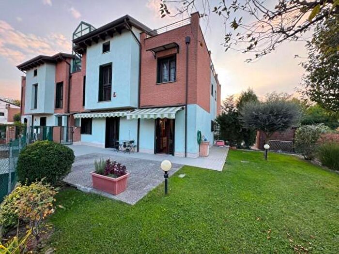 Casa con 6 locali in vendita in Modena